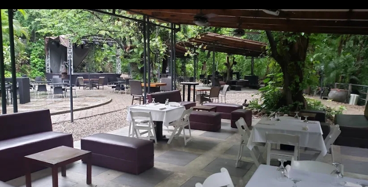 Terrasse de La Réserve au crépuscule